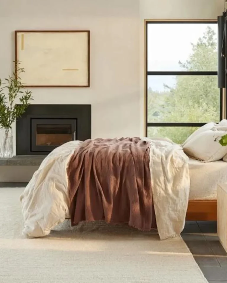 15 Best Places To Find Organic & Sustainable Throws & Blankets In 2024