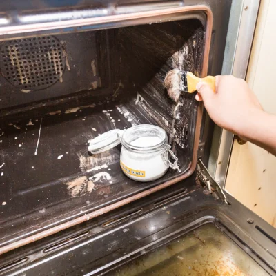 clean oven with baking soda and vinegar