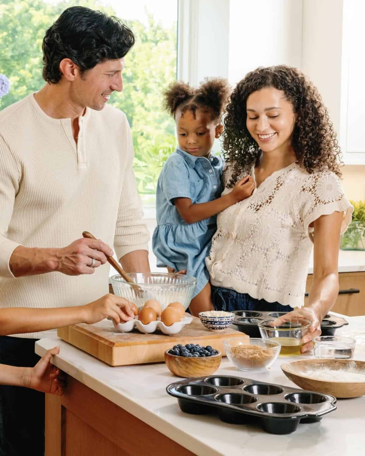 Collection of the best non-toxic bakeware brands including ceramic, stainless steel, and cast iron PFAS-free baking pans for 2026.
