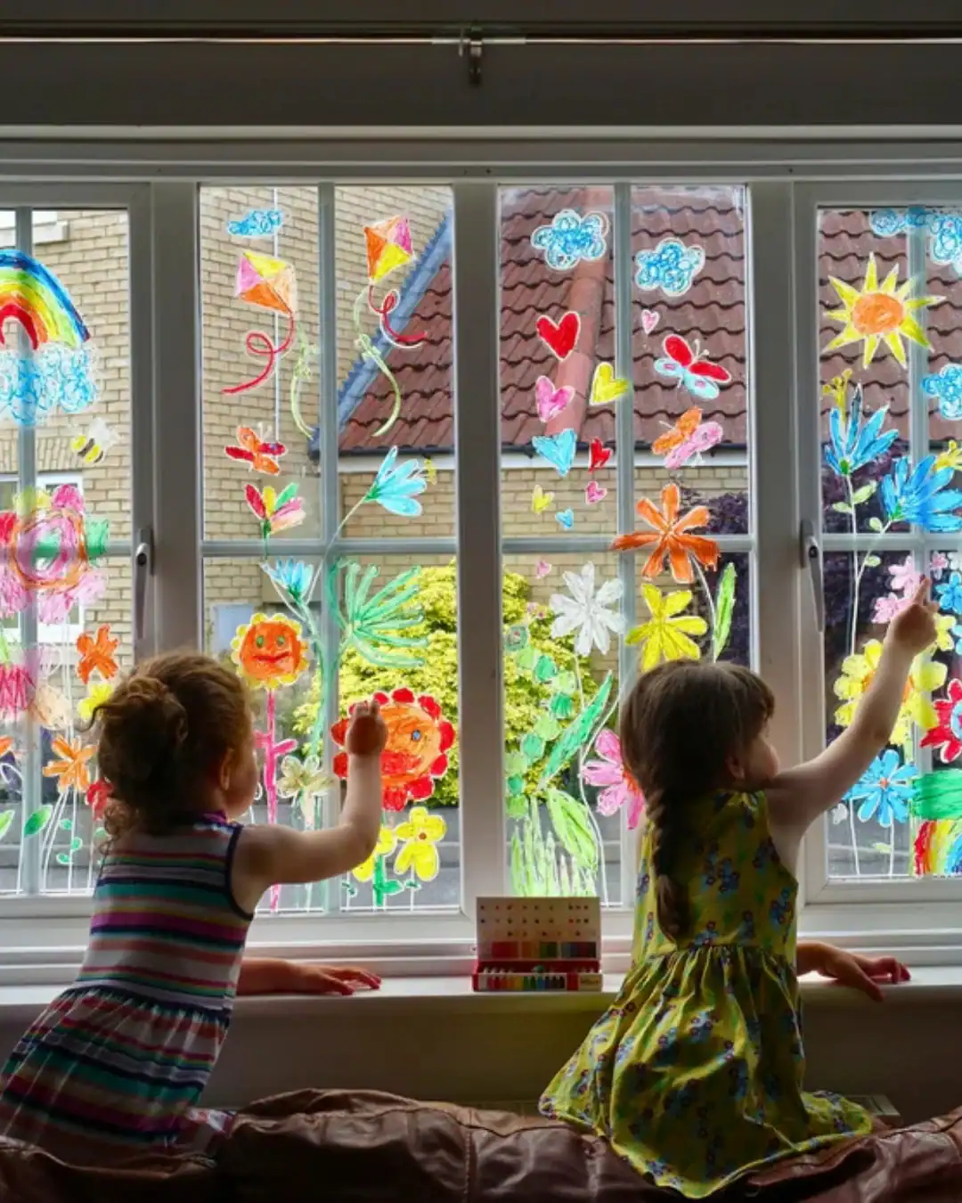 Eco-friendly crayons for drawing on glass surfaces, washable and safe.