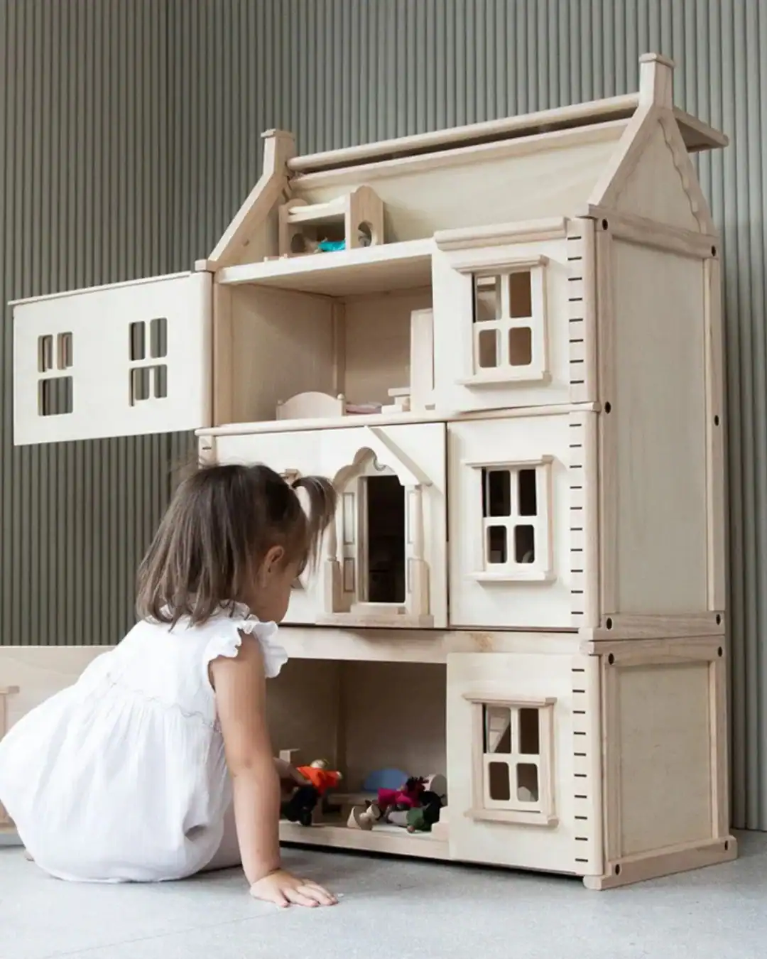 Sustainable wooden dollhouse made from rubberwood with non-toxic dyes.