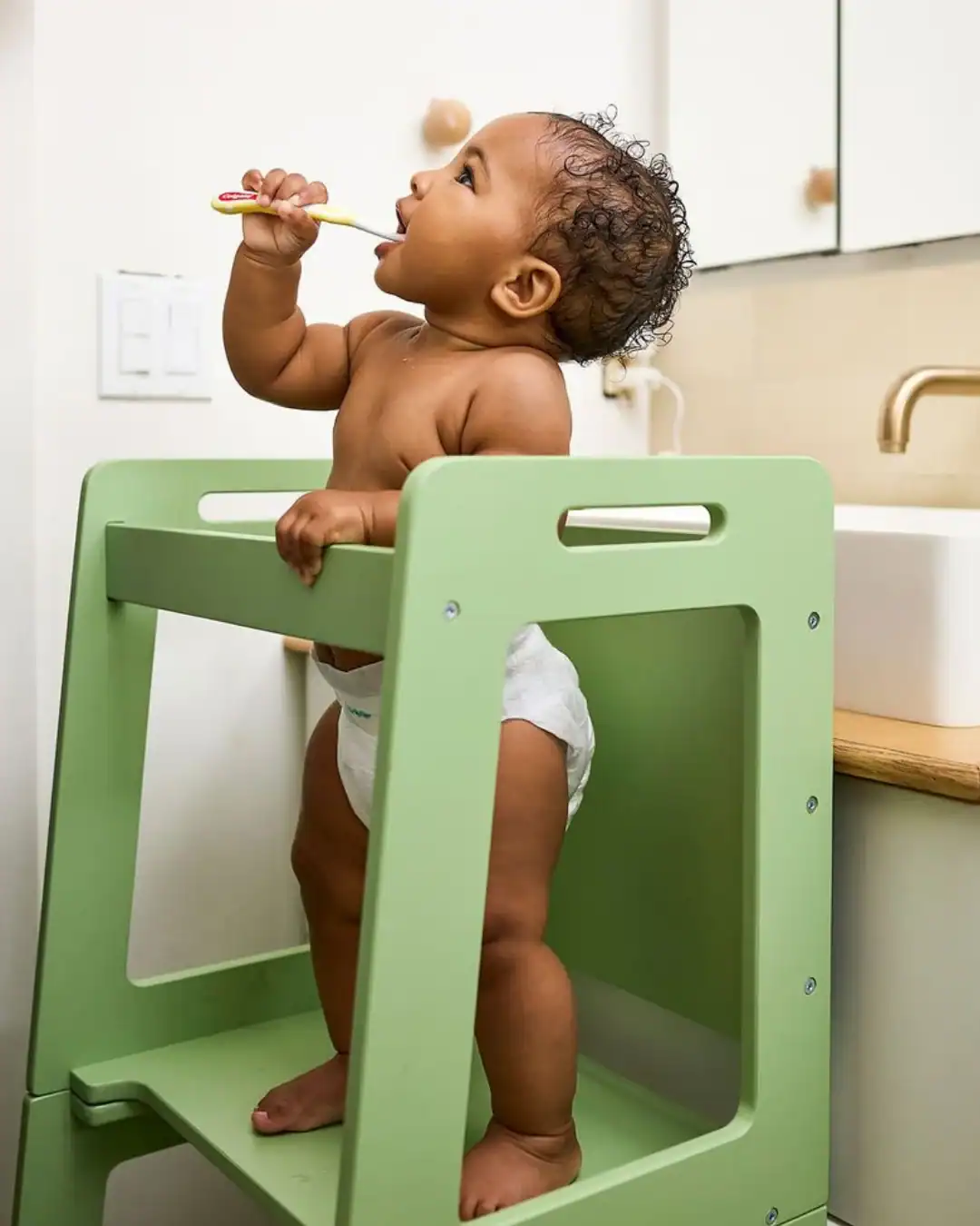 Kudos disposable diapers with cotton topsheet designed for sensitive baby skin without fragrance or chlorine.